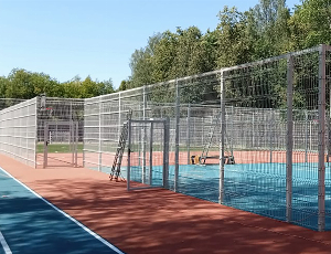 Ограждения с дополнительным профилем усиления на территории школы №1571