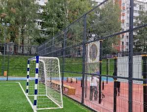 Ограждения по периметру футбольного поля в школе