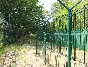 Применение трибоэлектрического кабеля на сетчатых панельных ограждениях