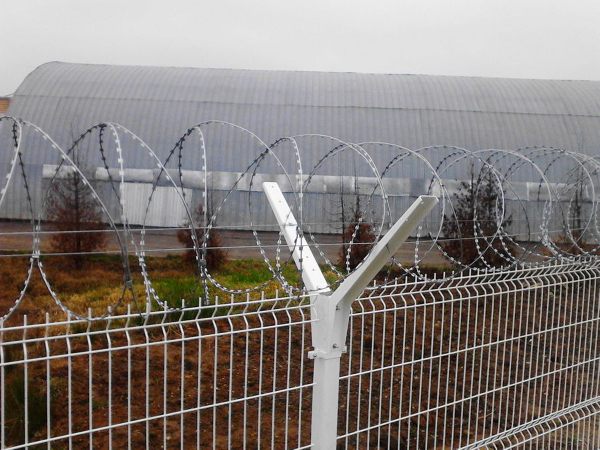 Обзор насадок и средств дополнительной защиты периметра