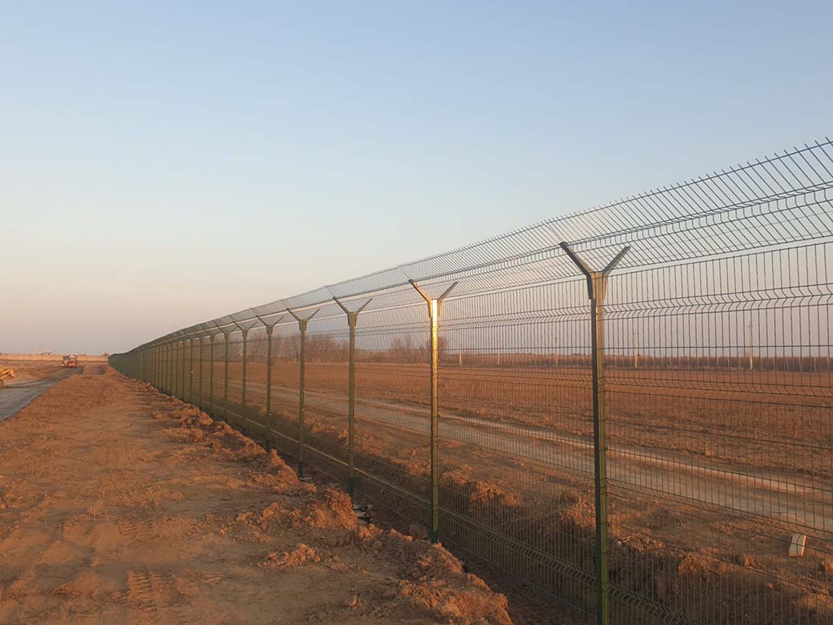 Сетчатые ограждения на территории аэропорта в г. Грозный