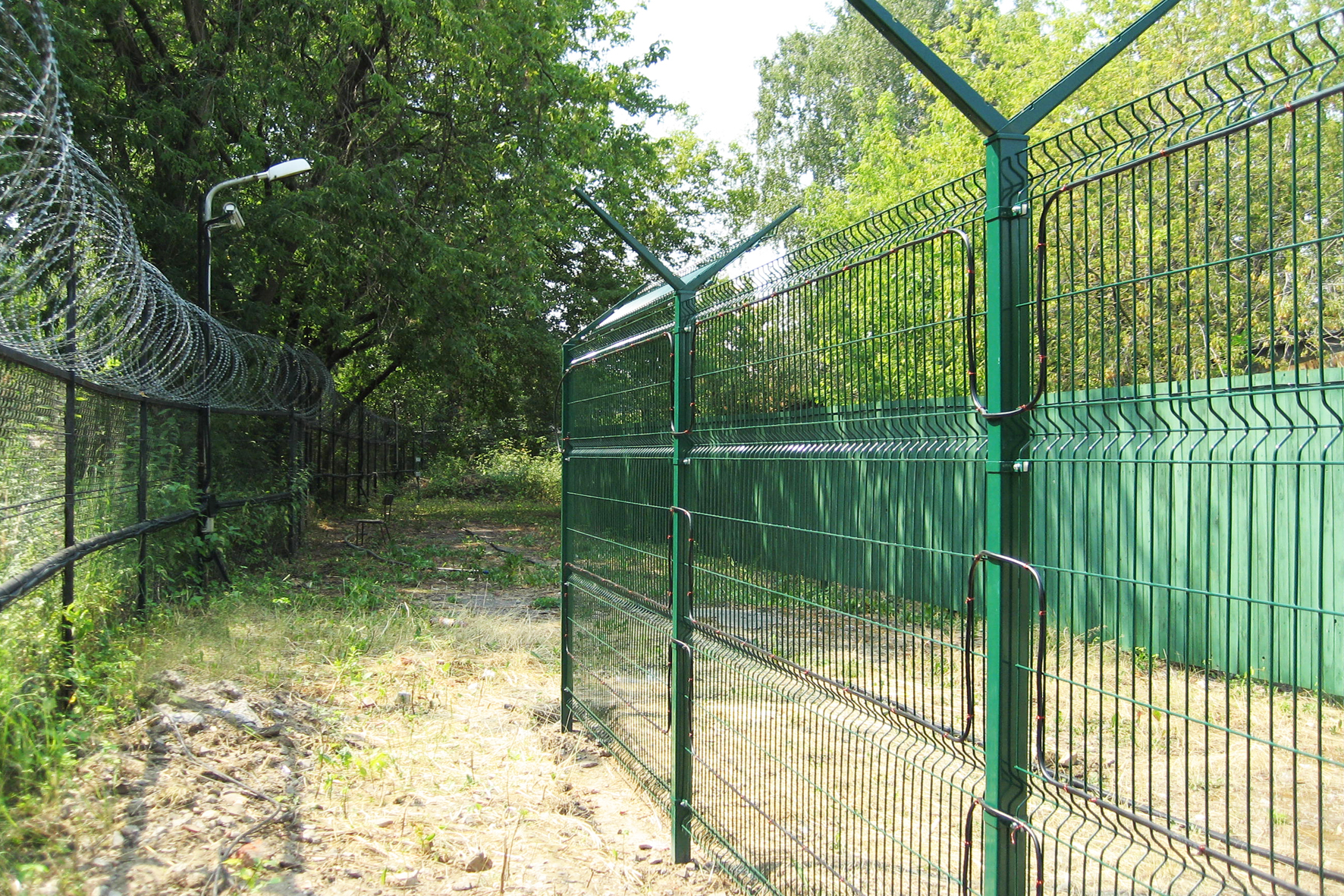 Применение трибоэлектрического кабеля на сетчатых панельных ограждениях