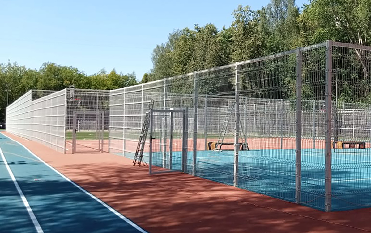 Ограждения с дополнительным профилем усиления на территории школы №1571