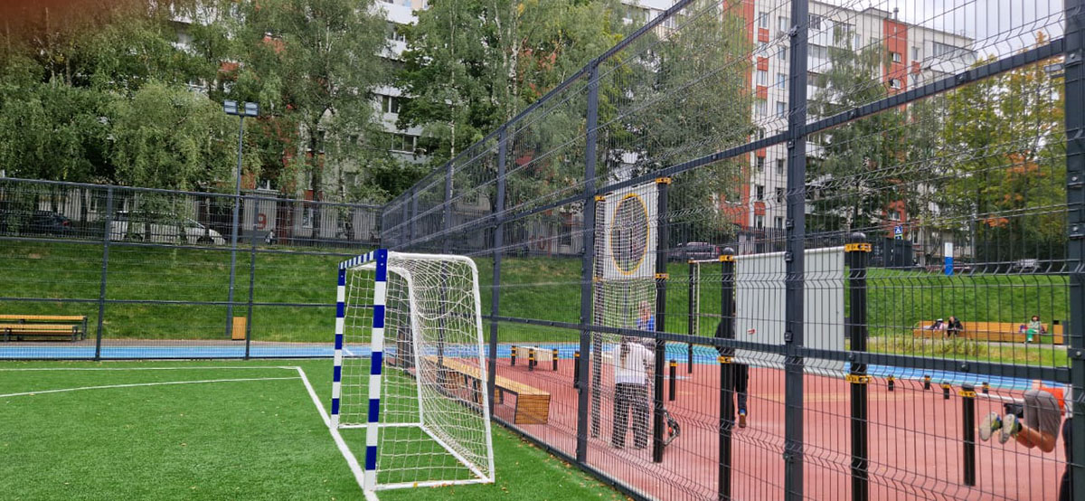 Ограждения по периметру футбольного поля в школе