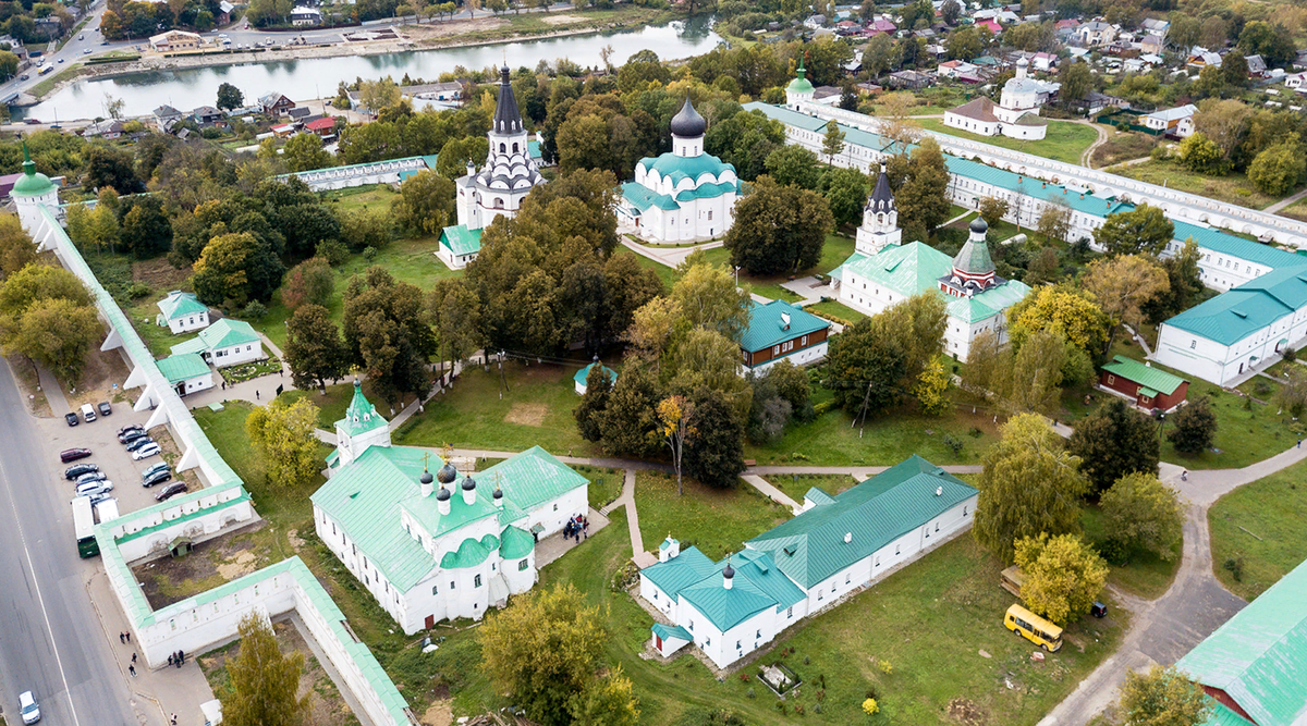 Официальный дилер FENSYS компания "Дока Групп" осуществляет ограждение элитного посёлка в Московской области